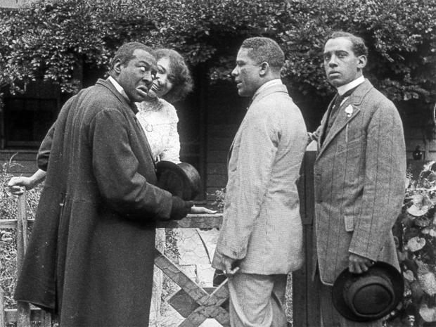 بازیگر سیاه‌پوست، برت ویلیامز (چپ)، در حال بازی با گریم سیاه در «طرح کار روزانه برت ویلیامز در کوره آهک‌پزی» (1913) که گفته می‌شود قدیمی‌ترین فیلم با بازی بازیگران سیاه‌پوست است. این فیلم اخیرا توسط آرشیو موزه‌ی هنرهای نو نیویورک پیدا و بازسازی شده است